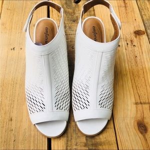 New unworn White basket weave leather  sling backs by comfort view Size 11